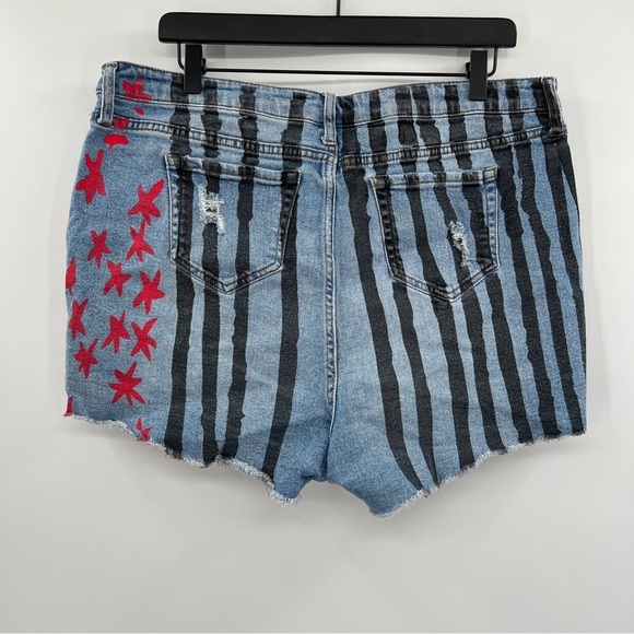 Her Universe DC Comics Birds Of Prey Harley Quinn Destructed Hi-Rise Shorts 15 - Picture 7 of 16